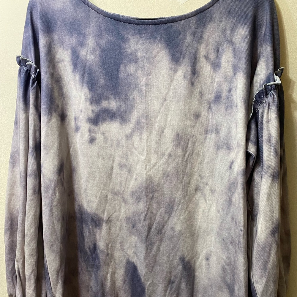 Boutique, long sleeved top with puffed sleeves. Size large